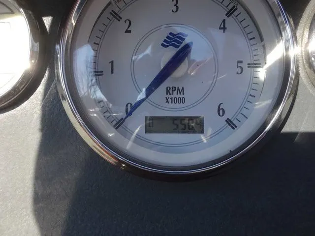 Slide: The Image of Tachometer of a 2006 Four Winns 200 Horizon boat. - 18
