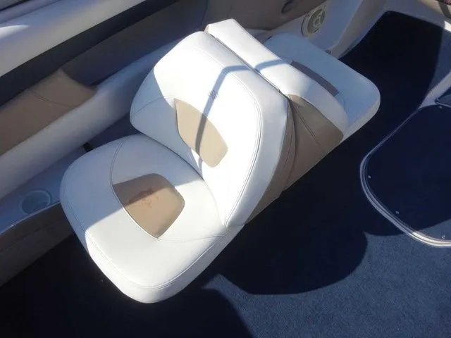 Slide: The Image of Interior of a 2006 Four Winns 200 Horizon boat with white seating. - 8