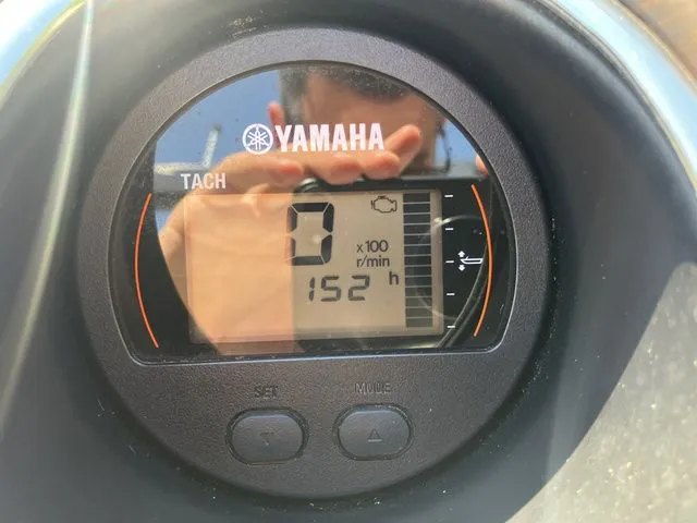 Slide: The Image of Yamaha tachometer on a 2019 Bennington 23 QLC boat. - 18