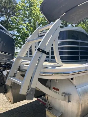 Slide: The Image of Bennington 23 QLC 2019 pontoon boat with ladder, sunny day. - 25