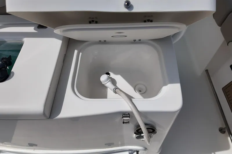 Slide: The Image of 2026 NAUTIC STAR 28 XS boat sink with hose attachment. - 19