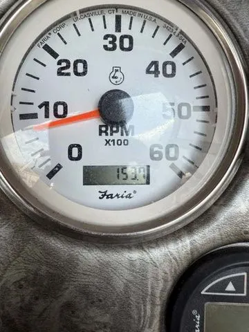 Slide: The Image of Tachometer of 2007 Stingray 250 LR boat, displaying 1530 RPM. - 11