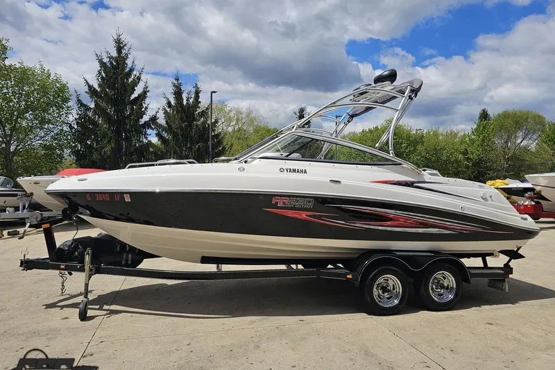 Slide: The Image of 2007 Yamaha Boats AR230 HO on trailer, parked outdoors under a partly cloudy sky. - 18