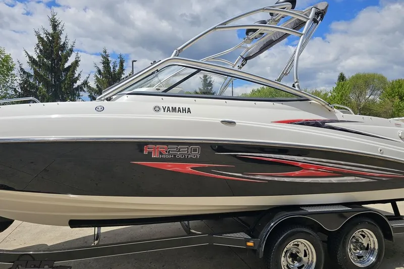 Slide: The Image of 2007 Yamaha Boats AR230 HO on trailer, sleek design with vibrant graphics. - 19