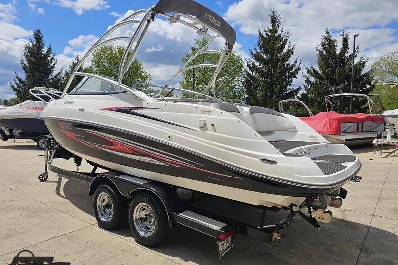 Slide: The Image of 2007 Yamaha Boats AR230 HO on trailer, parked outdoors under a partly cloudy sky. - 26