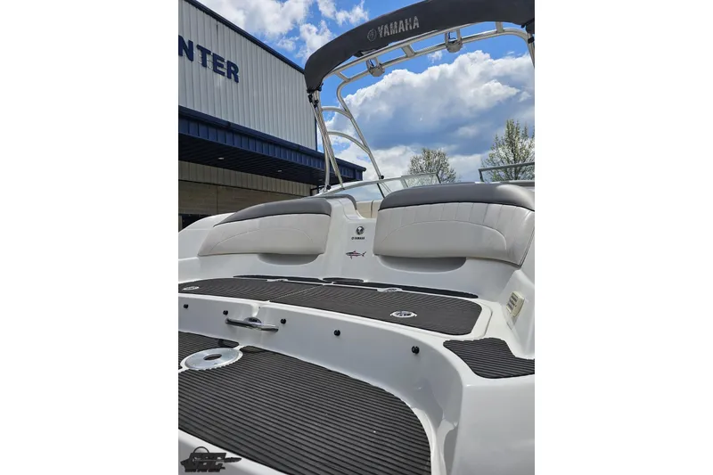 Slide: The Image of 2007 Yamaha Boats AR230 HO rear view with seating and swim platform. - 31