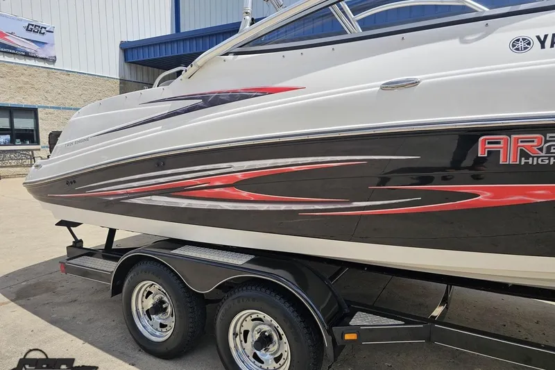 Slide: The Image of 2007 Yamaha Boats AR230 HO on trailer, featuring sleek design and vibrant graphics. - 5