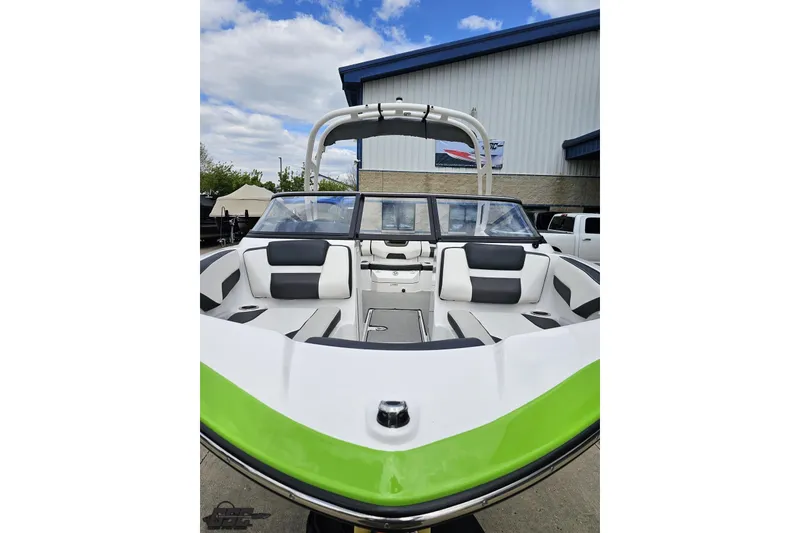 Slide: The Image of 2022 Yamaha Boats AR195 with sleek design and spacious seating, showcased outdoors. - 17