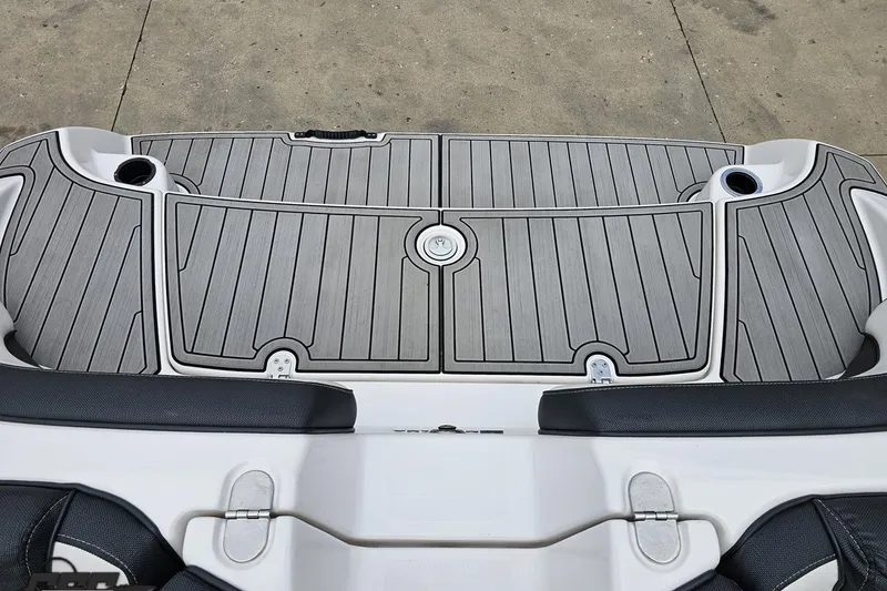 Slide: The Image of 2022 Yamaha Boats AR195 swim platform with sleek gray decking and cup holders. - 86
