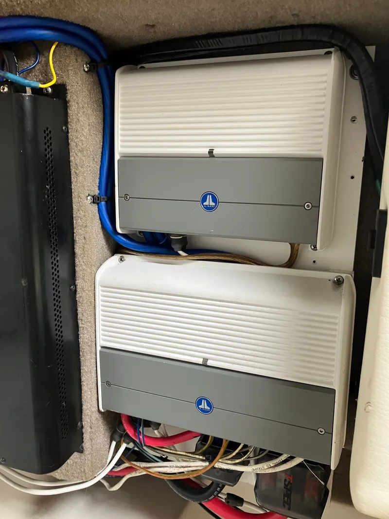Slide: The Image of Electronics system in a 2008 Sea Ray 270 SLX boat. - 28