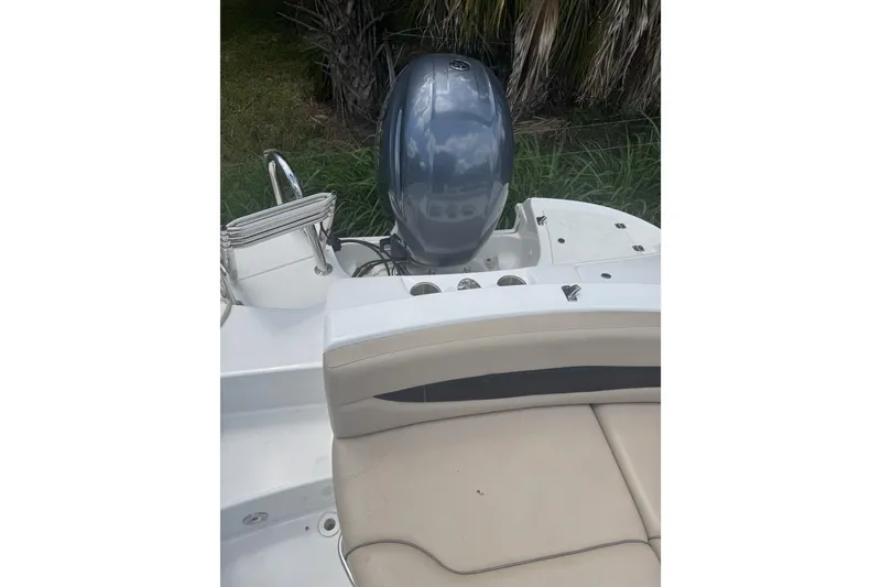 Slide: The Image of 2016 Hurricane SunDeck Sport 203 OB boat with outboard motor and beige seating. - 7