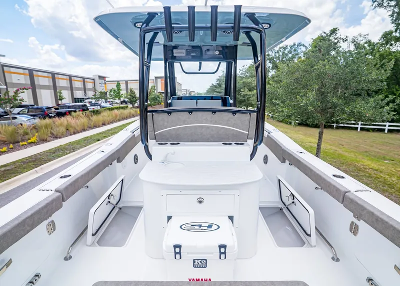 Slide: The Image of Sea Hunt Ultra 285 SE 2026 boat, spacious deck, modern features. - 14
