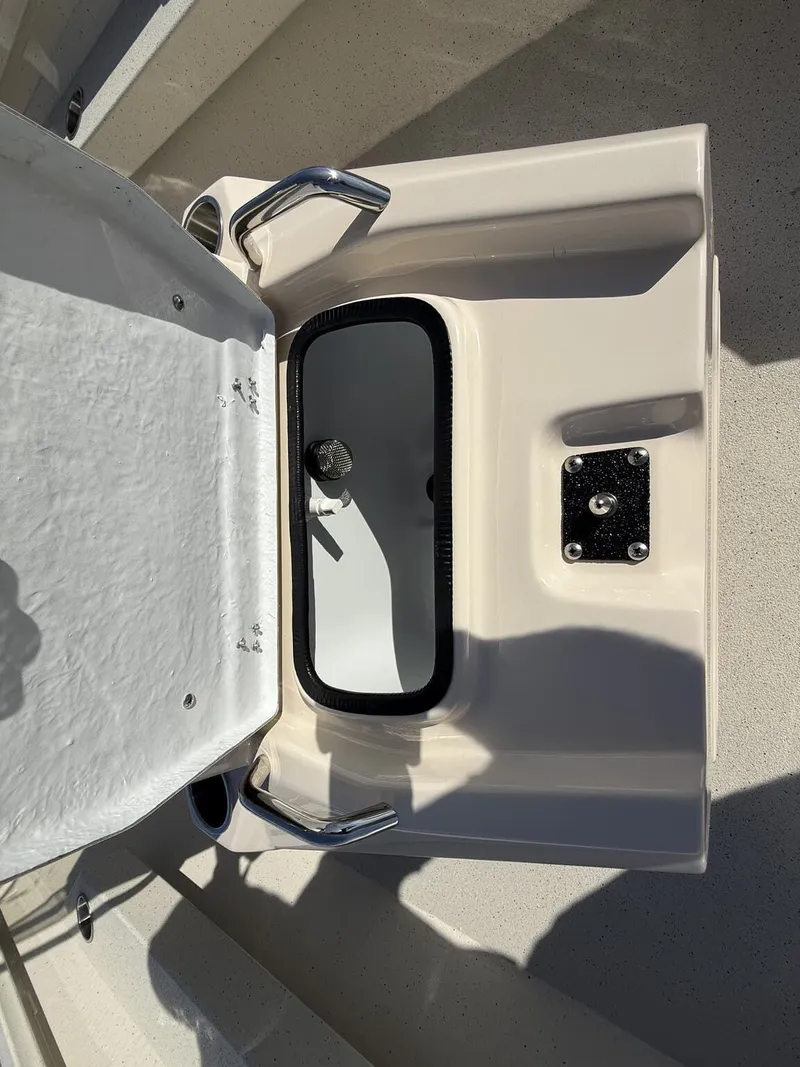 Slide: The Image of 2026 Xpress Hyper-Lift Bay Series H22B boat deck detail view. - 6