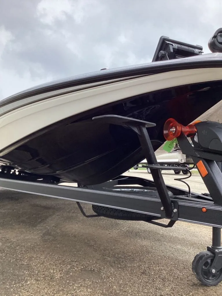 Slide: The Image of Skeeter ZXE21 2026 on trailer, close-up of bow. - 19