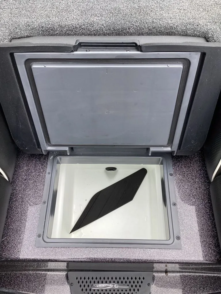 Slide: The Image of Skeeter ZXE21 2026 boat hatch with open lid. - 37