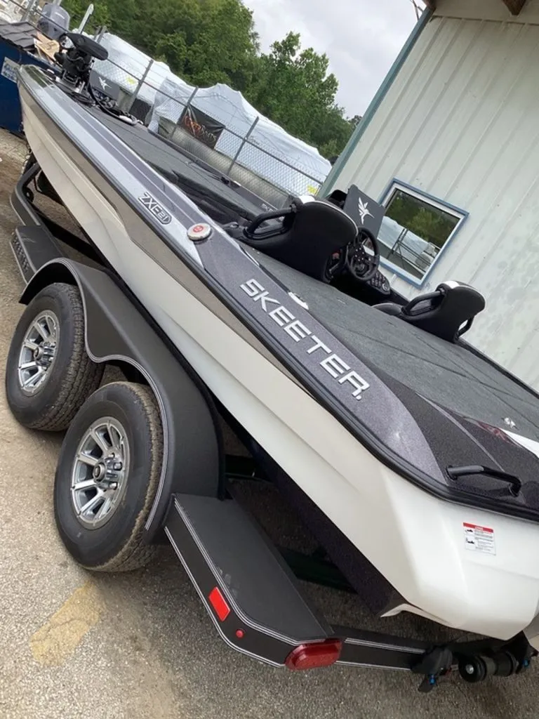 Slide: The Image of 2026 Skeeter ZXE21 boat on trailer, side view. - 7