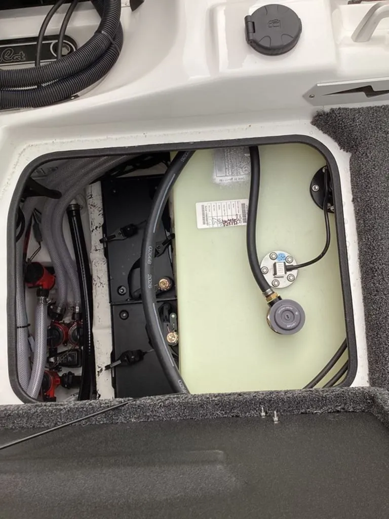 Slide: The Image of Bass Cat Cougar FTD SP 2026 boat tank and wiring. - 26