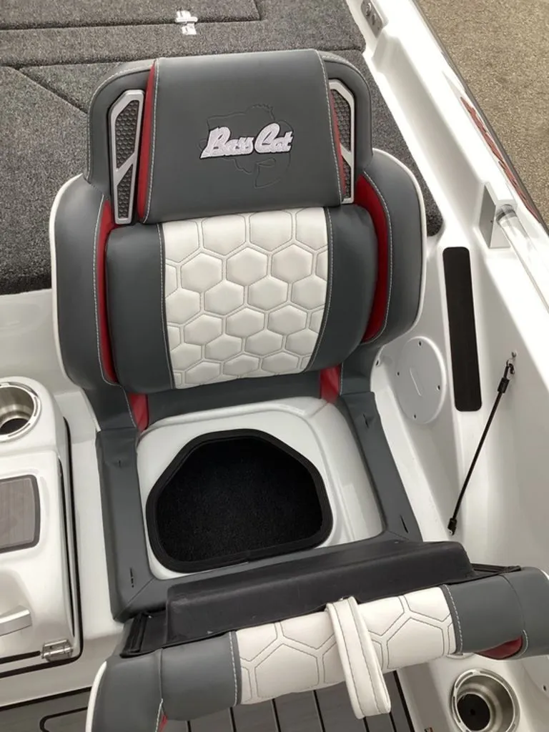 Slide: The Image of Bass Cat Cougar FTD SP 2026 boat seat with modern design. - 38