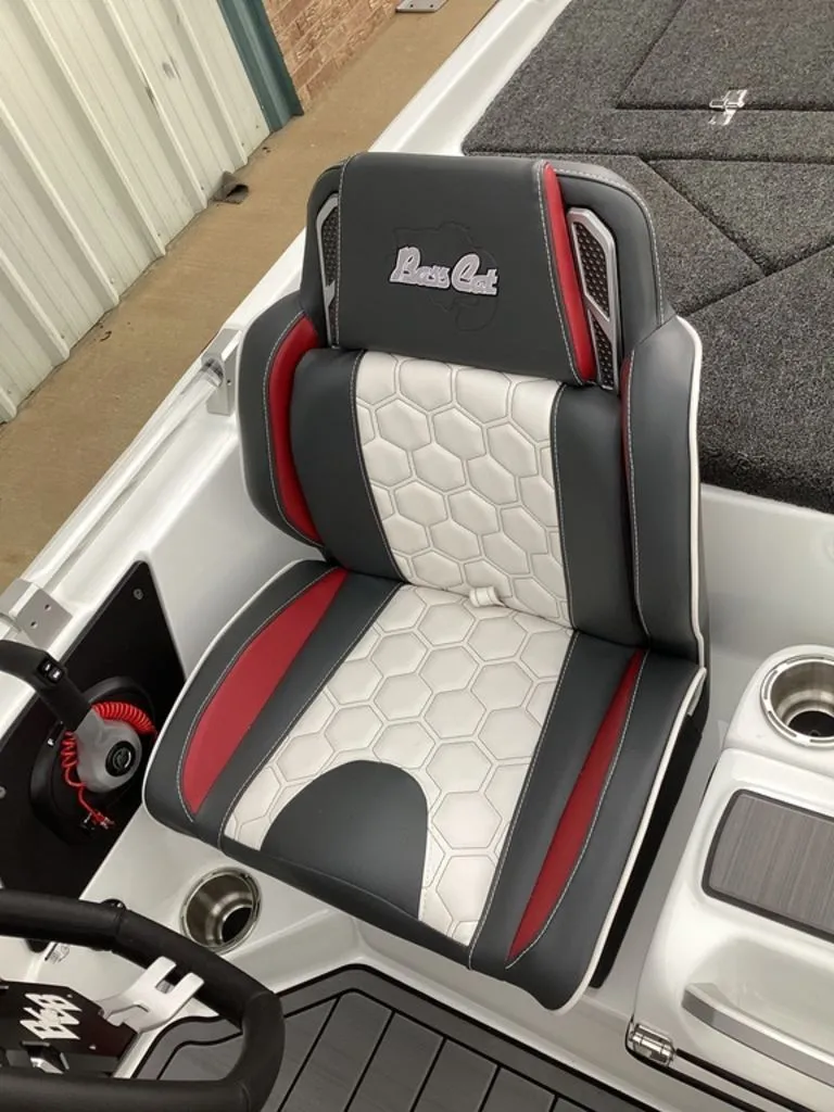 Slide: The Image of 2026 Bass Cat Cougar FTD SP boat seat with modern design. - 40