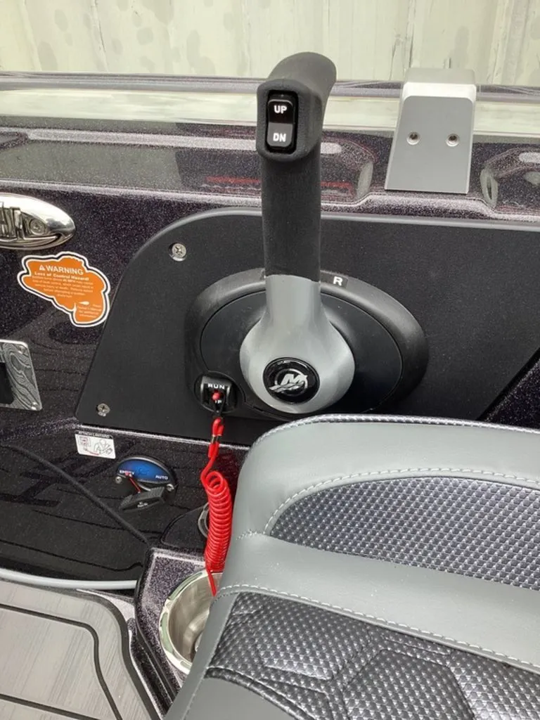 Slide: The Image of Gear lever in Bass Cat Cougar FTD SP 2026 boat. - 45