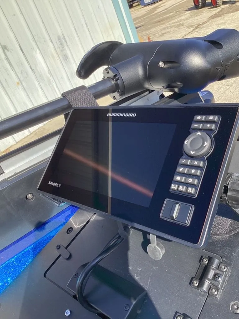 Slide: The Image of Skeeter ZXE21 2026 with Humminbird Xplore 9 display. - 23
