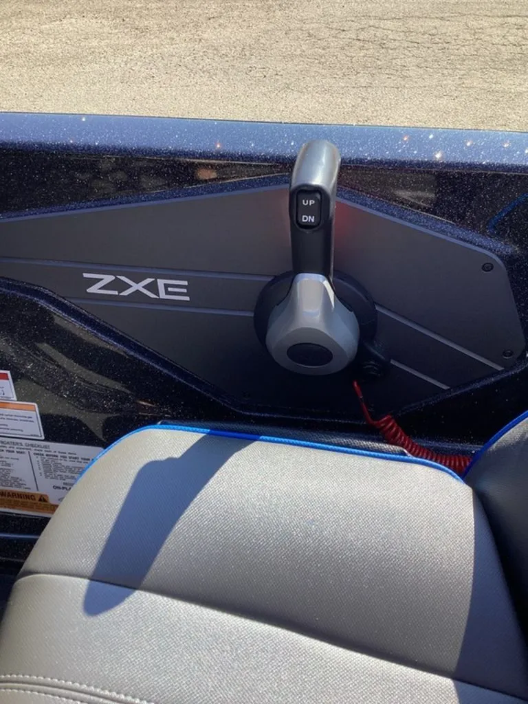 Slide: The Image of Skeeter ZXE21 2026 boat control with lever and seat. - 38