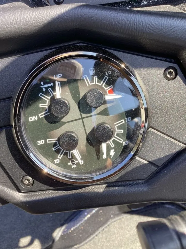 Slide: The Image of Dashboard of a 2026 Skeeter ZXE21 boat. - 39