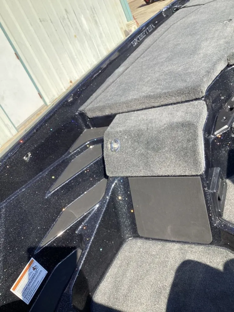 Slide: The Image of Interior of Skeeter ZXE21 boat, 2026 model, featuring gray carpet. - 41
