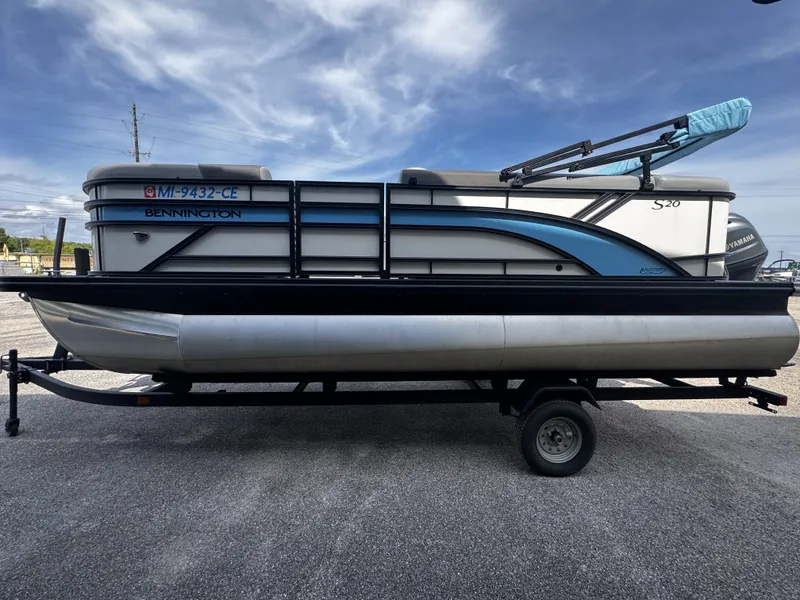 Slide: The Image of 2025 Bennington S20 pontoon boat on trailer, side view. - 5