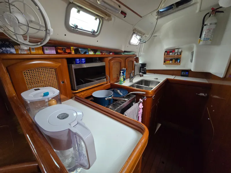 Slide: The Image of Beneteau 411 1998 - 10