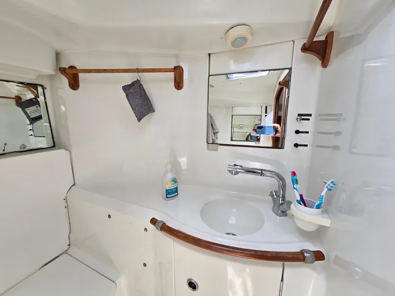 Slide: The Image of Beneteau 411 1998 - 14