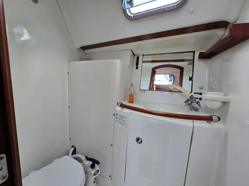 Slide: The Image of Beneteau 411 1998 - 16
