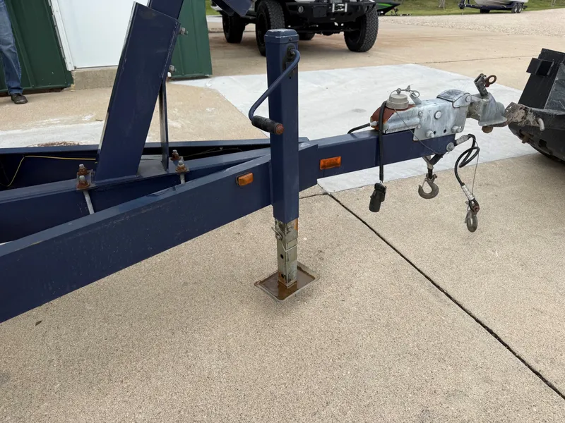 Slide: The Image of Trailer for 2004 Rinker 262 Captiva Bowrider on concrete surface. - 29