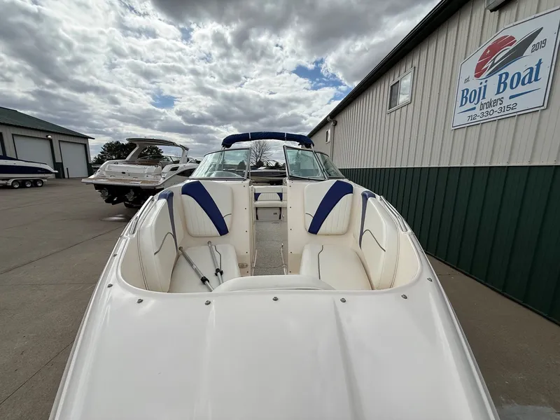 Slide: The Image of 2004 Rinker 262 Captiva Bowrider boat at Boji Boat Brokers. - 3