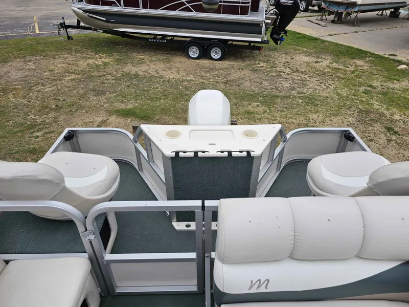 Slide: The Image of Interior of a 2004 Manitou Osprey 24 pontoon boat. - 8