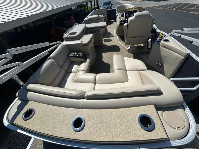 Slide: The Image of Interior of a 2014 Bennington R2550 pontoon boat with beige leather seating. - 16