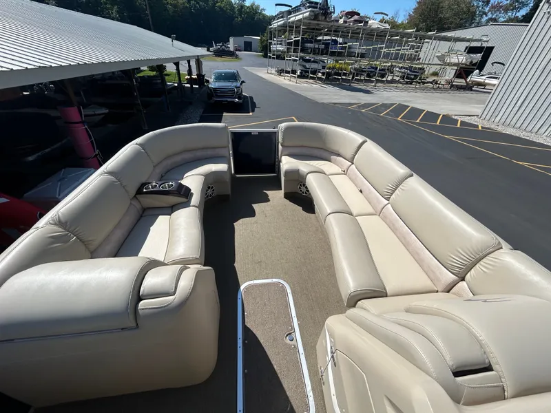 Slide: The Image of Interior of a 2014 Bennington R2550 pontoon boat with beige leather seating. - 7
