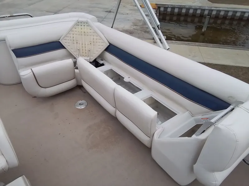 Slide: The Image of Interior of a 2006 Premier 225 Sunsation pontoon boat. - 15