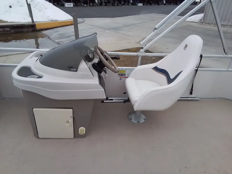 Slide: The Image of Interior of a 2006 Premier 225 Sunsation pontoon boat. - 19