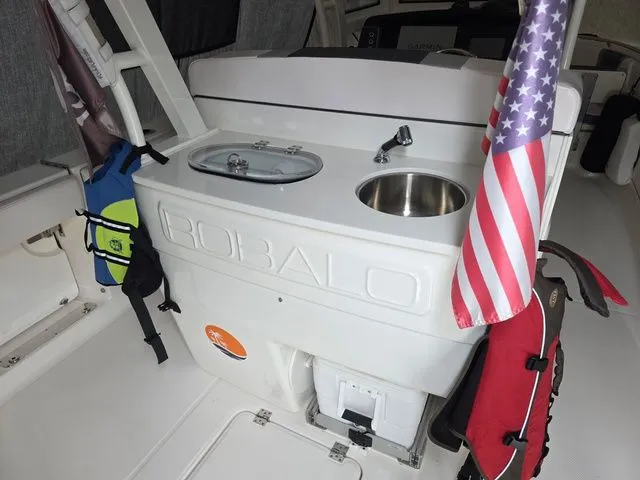 Slide: The Image of Robalo R272 Center Console 2021 - 9
