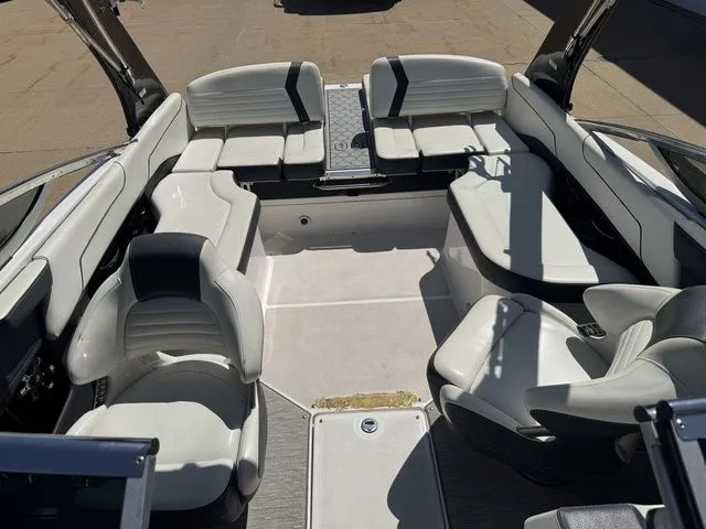 Slide: The Image of Regal 2300 Bowrider 2017 - 10