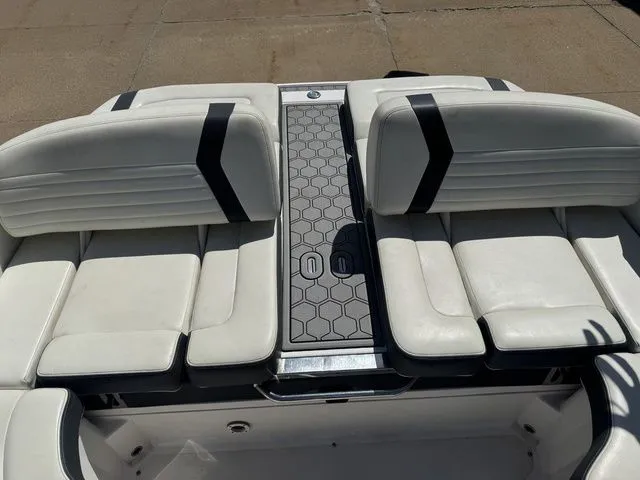 Slide: The Image of Regal 2300 Bowrider 2017 - 11