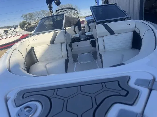 Slide: The Image of Regal 2300 Bowrider 2017 - 7