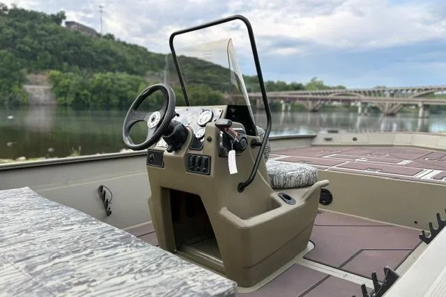 Slide: The Image of Tracker Grizzly 2072 CC 2026 - 38