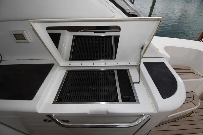 Slide: The Image of Outdoor grill on 2013 Sea Ray Sundancer 540 yacht, featuring Kenyon cooking surface. - 17