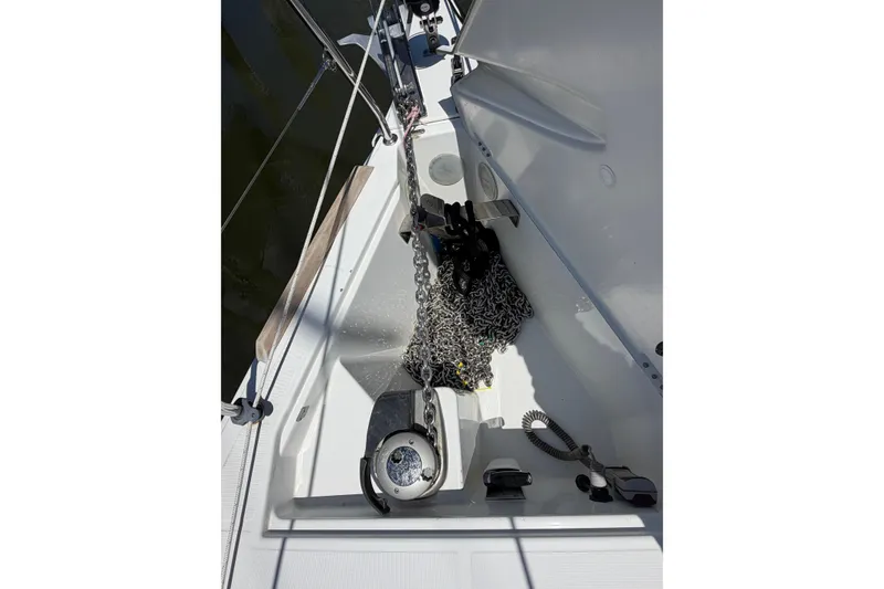 Slide: The Image of Jeanneau Sun Odyssey 349 anchor chain and windlass, year 2015. - 10