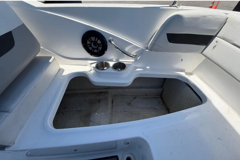 Slide: The Image of Hurricane SunDeck Sport 185 OB 2022 - 51