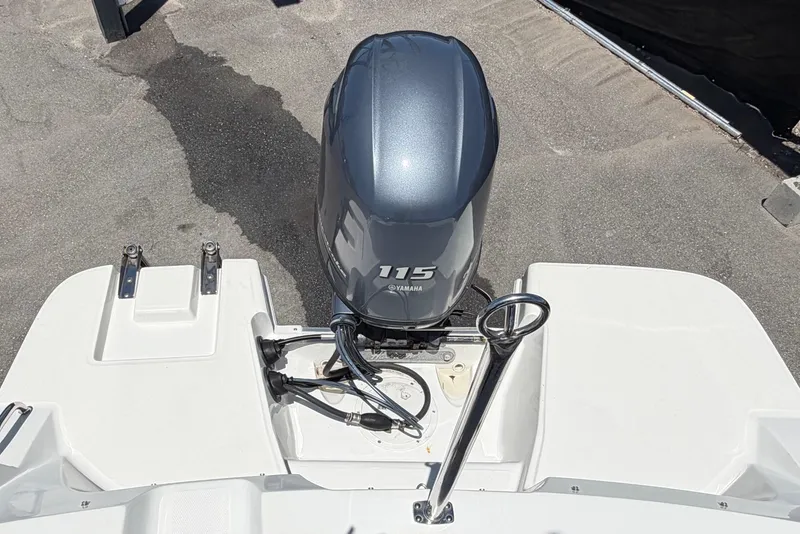 Slide: The Image of 2022 Hurricane SunDeck Sport 185 OB with Yamaha 115 outboard motor, rear view. - 57