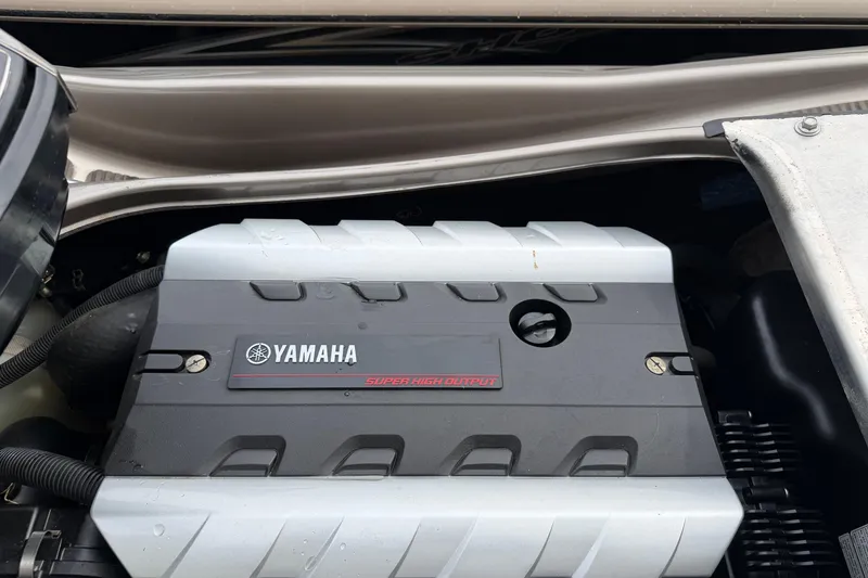 Slide: The Image of 2009 Yamaha WaveRunner FX Cruiser SHO engine, showcasing super high output design. - 9