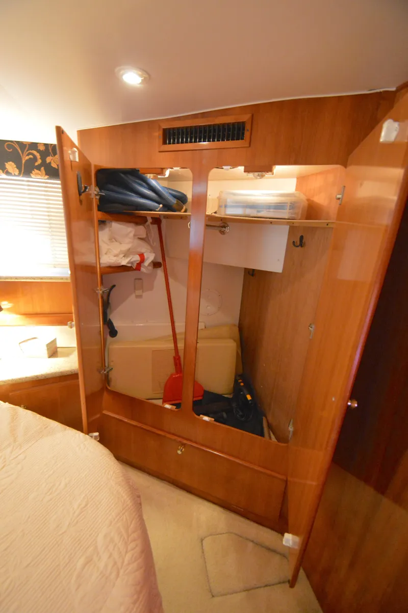 Slide: The Image of Carver Yachts 406 Motor Yacht 2001 - 38